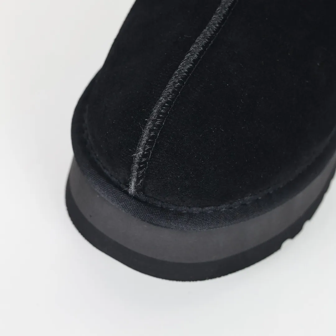 Pick up locally 💰460 The core recommendation is good price E4 UGG Tats series thick model Muller style toe-cap 5CM half slippers Ethnic style autumn and winter snow boots High-quality sheepskin fleece insulation and heat lock Made of TPU molded suede upper material Built-in artificial curly wool plush lining and 10mm UGGPURE™ implanted wool lining and removable UGGPURE™ implanted wool insole Lightweight, non-slip and comfortable rubber outsole with brand logo and trademark. Comes with complete packaging. Size: 35 36 37 38 39 40. It is recommended to choose one size larger.